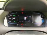 速度やシフト位置、各種車両情報がまとまって表示され、運転に必要な情報を確認しやすいメーターです。視線移動を抑えながら、走行中の確認や停車時の状態把握に役立ちます。