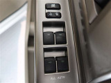 パワーウィンドーのスイッチですよ。運転席に居ながら窓の開け閉めのコントロールが出来ますよ。ロック機能で、子供がイタズラして窓を開けるという事もなくなりますよ。