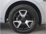 【ホイールキャップ】車に良く似合う純正ホイールキャップが装備されています。各種社外アルミホイールや、スタッドレスタイヤも取扱いしております。是非ご相談ください。
