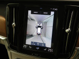 【360&deg;ビューカメラ】4台の高解像度カメラで360度の鳥瞰図を表示。隣の車や壁、死角にある障害物などを画面で確認できるため、狭いスペースでの駐車・出入りも安心です。