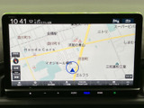 地図画面に現在地や周辺の道路が表示され、目的地までのルート確認に役立ちます。画面上の案内を見ながら操作でき、初めての場所へ向かう際にも便利です。