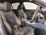 【コックピットシート】BMW車の主役席。車体中央にくる様に配置し車両重心とが一致する事でドライバーと車との一体感あるドライビングを実現。人間工学に基づき形成した形状が長時間のドライブ疲労も軽減します!