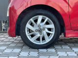 純正アルミホイール。タイヤサイズは155/65R14です。