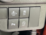 運転席まわりに各種スイッチがまとまり、必要な項目を手元で確認しやすい配置です。表示されたアイコンを見ながら操作内容を把握でき、日常の運転を支える便利な装備です。