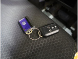 リモコンキーを取り出さなくてもエンジンのON/OFFやドアの開錠・施錠がスイッチ一つで行えるスマートキーです♪