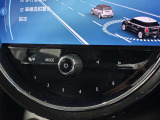 インパネ中央のアイコニックなディスプレイに映し出されるのが最大の特徴です。現行モデルでは高精細な有機EL(OLED)を採用し、タッチや音声で直感的に操作できます。