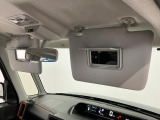 【サンバイザー】車内で身だしなみを整えるためのバニティミラーがセット。お化粧直しや髪型のチェックに活用できます。