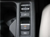 電子制御パーキングブレーキ搭載で指一本で簡単に操作することができます。さらに停車中に、ブレーキペダルを踏み続けなくても、自動的にブレーキを保持する機能である、オートマチックブレーキホールド付きです。