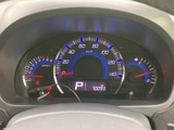 速度計や各種メーターが運転席前方にまとまり、走行中に必要な情報を確認しやすい配置です。表示が見やすく、運転に集中したい日常の移動をサポートします。