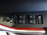 パワーウィンドウスイッチで運転席から全席の窓の開閉ができます。
