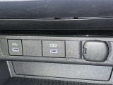 充電用USB端子付き。スマートフォンなどの充電に便利です。