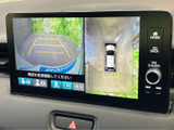 周囲の映像と車両を上から見た表示を同時に確認でき、駐車時の周辺把握をサポートします。画面上の案内表示も見やすく、駐車位置を確認しながら操作したい日常の場面に便利です。