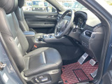 運転席はシートにゆったりと腰掛けられる形状で、前方や周囲を見渡しやすい配置です。ドアを開けた際も乗り降りしやすく、落ち着いた室内で毎日の移動を快適にお過ごしいただけます。