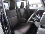 【清潔感のある運転席&助手席】隅々までクリーニングの行き届いた運転席&助手席。目立ったシミや汚れ等もございません。