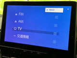 FM・AMラジオやテレビ、交通情報の項目が画面に並び、聞きたい内容を選びやすい構成です。音楽や情報を車内で楽しみたい方に、日々使いやすい操作画面です。