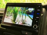 テレビ番組の映像を表示できる画面を備えています。停車中の待ち時間などに映像を視聴でき、車内で過ごす時間の楽しみが広がります。視聴は停車時にお楽しみください。