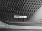 ハーマンカードン搭載モデルは、広々とした車内空間で豊かなサウンド体験を提供する、クリアで迫力あるオーディオシステムが魅力的です。車内に居ながらまるでライブ会場にいるような臨場感を味わえます。