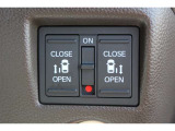 リアは両側パワースライドドアで、開閉には運転席のスイッチ、またはスライドドアのドアハンドルを少し引くだけで自動開閉します。