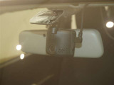 【ドラレコ前】今では車の必需品です。運転中の映像や音声を記録して残します。事故などが起きた場合の証拠になるので、もしもの時に役立ちます。