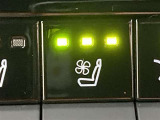 シートエアコン付です。シートを暖めたり冷やしたりできる、快適装備の一つ。 暑い夏もシートが冷える冬も快適にドライブが楽しめそうですね。