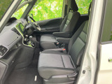 前席は見通しのよい室内に配置され、運転席から周囲を確認しやすいレイアウトです。シートは肘掛け付きで、乗り降りしやすい開口部も確保され、日常の移動を快適に支えます。