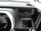 使いやすいドリンクホルダー付きで快適なドライブをサポートします。
