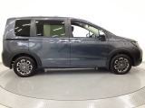 自社整備工場で点検整備をおこなってからお渡ししています。車検が残っている場合は『12ヶ月点検整備』を、車検整備付きの場合は『車検整備』をおこないます。整備費用は車両本体価格に含まれています。