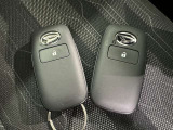 スマートキーをポケットやバッグに携帯していれば、キーを取り出すことなくドアハンドルを握り解錠、ドアハンドルのセンサーに触れるだけで施錠できます。