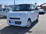 丸みのあるヘッドライトとすっきりしたフロントまわりが、親しみやすさを感じさせます。白いボディの明るい印象も魅力で、街中でも自然になじむ佇まいです。