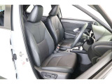運転席はレバー操作でお好みのポジションに設定できるパワーシートです。簡単にシートポジションを変更できますので身体にあった形に調整し、快適なドライブをお楽しみ下さい。