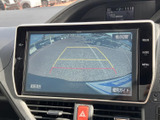 後方の映像に加えてガイド線も表示されるため、駐車枠との位置関係を画面で確認できます。車庫入れや狭い場所での後退時に周囲の状況を把握しやすく、目視確認と合わせて駐車をサポートします。