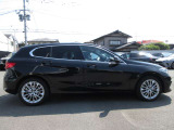 新車登録から5年目まで、最長4年間の走行距離無制限保証をご用意。ご購入後も安心が長く続きます。