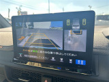 【マルチビューカメラシステム】まるでクルマを真上から見下ろしたかのような視点で駐車をサポートします!クルマの斜め後ろや真横など、前後左右の4つのカメラの映像が合成されて、モニターに映し出されます。