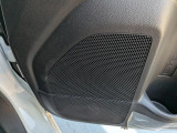 フロントスピーカーは標準装備です。