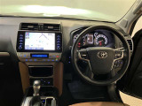 運転席周りのレイアウトをご覧ください。ナビゲーションが綺麗に装着されすっきり収まってますね!