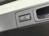 【ハンズフリーパワーバックドア】リアバンパー下部に足先を出し入れするだけでバックドアが自動で開閉♪両手が荷物でふさがっている時でもラクラク開閉操作が行えます!