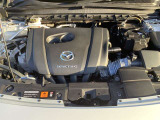 24Vマイルドハイブリッドで爽快な走りを実現する「e-SKYACTIV-G 2.0」。高効率エンジンと電動化技術の組み合わせにより、燃費性能とアイドリングストップ機能をさらに向上させました。