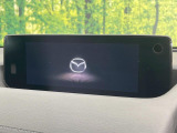 【マツダコネクト】車内の雰囲気にマッチした一体型タイプのディスプレイ。各種車輌設定やBluetooth再生等、様々な機能が楽しめます。専用SDカードのご購入で、ナビ機能も使用出来ます。