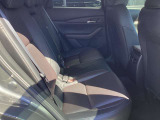 シート位置が少し高く、足腰の負担が少ない乗り降りが可能なリヤシートです。空間の広さも十分に有り、大人が余裕で乗車出来ます。人間工学に基づき、背もたれを高くして疲労軽減を図っています