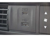 ドライブの時間をスマートフォン等の充電時間に。運転席からも助手席からも使いやすい位置に、急速充電対応タイプのUSBジャックを設けました。