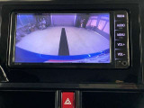 バックモニターで、後方を確認しながら安心して駐車することができます。※カメラが映し出す範囲は限られています。必ず車両周辺の安全を直接確認してください。