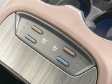 【シートヒーター&ベンチレーション】夏場は涼しい風でお尻や背中の熱やムレを防ぎ、冬はエアコンよりも早く温まってポカポカに!季節を問わず快適に過ごせます。