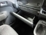 室内に小物を入れる収納スペースがあれば車内が片付きますね☆