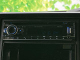 音楽再生や各種操作に使えるオーディオを装備。表示部とボタンがまとまっており、運転席から確認しやすい配置です。毎日の移動中も手元で扱いやすく、車内で音楽を楽しみたい方にも便利にお使いいただけます。