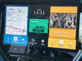 画面には地図やテレビなどがまとまって表示され、必要な情報を見つけやすい構成です。現在時刻や各メニューも確認しやすく、移動中の案内から停車時のエンタメまで活用できます。