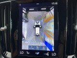 【360&deg;ビューカメラ】4台の高解像度カメラで360度の鳥瞰図を表示。隣の車や壁、死角にある障害物などを画面で確認できるため、狭いスペースでの駐車・出入りも安心です。