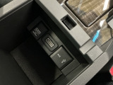 USB入力端子ついてます。USBメモリを接続して音楽ファイル、画像ファイル、動画ファイルなどをナビ画面で楽しめます ※一部のディスプレイオーディオ、CDチューナーの場合は音楽ファイルのみとなります
