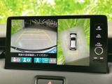 車両周辺を複数の視点から確認でき、駐車時の安全確認をサポートします。ガイド表示も備わり、周囲の状況を画面で把握しながら操作できます。