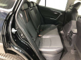 【後部座席】も当然、綺麗・清潔に仕上げております。内装の綺麗なお車は気持ちが良いですし、コンディションのいい車が多いです。これもオススメの1台です。