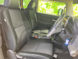 前席は座面と背もたれにゆとりを感じる形状で、運転席からの見通しも良好です。ドア側から乗り降りしやすく、清潔感のある落ち着いた車内でお過ごしいただけます。